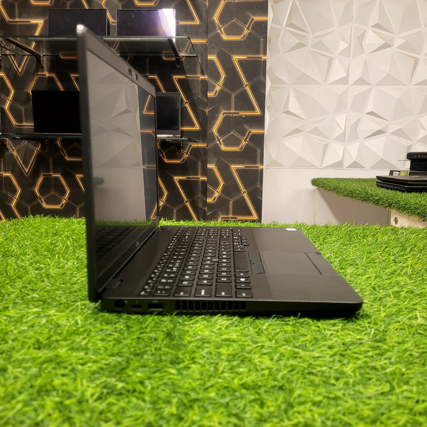 Dell Precision 3541 Intel Core i7 showing side angle