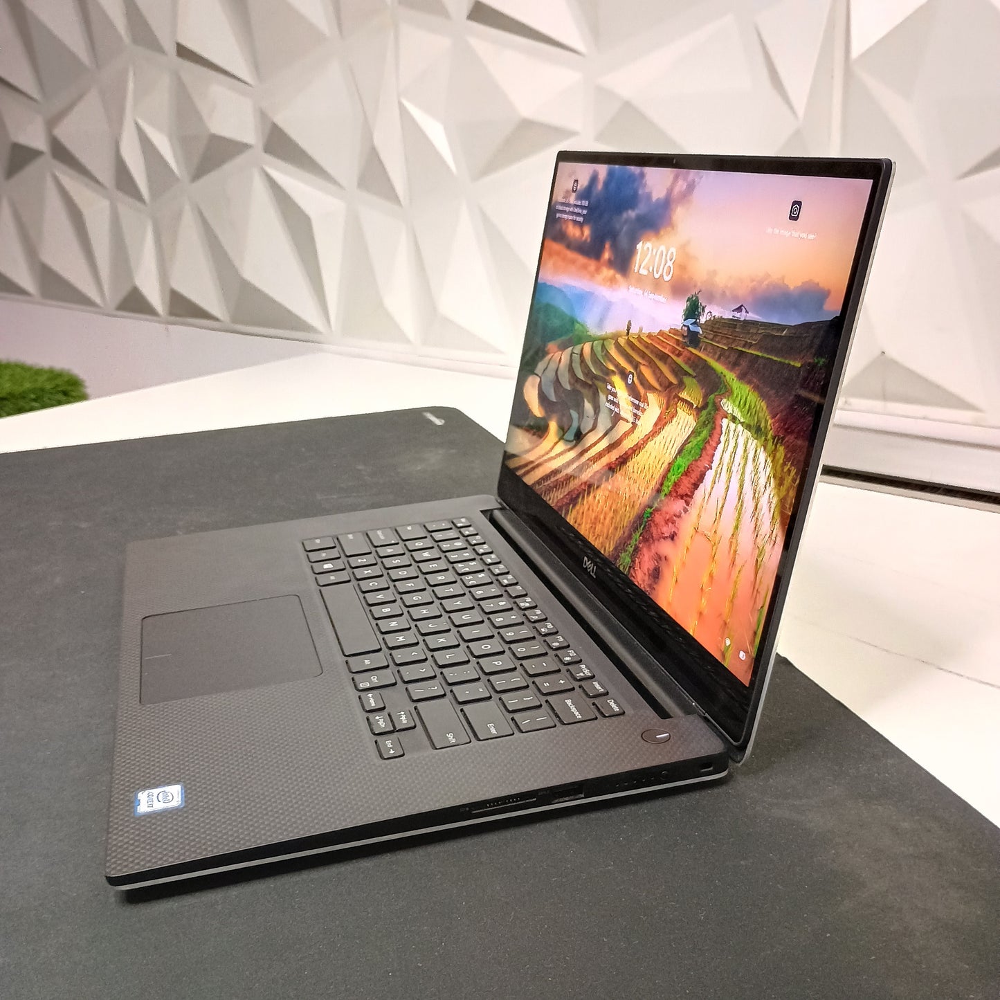 DELL Precision 5540 i7-9th gen 15.6" 4K Touchscreen display laptop with Windows 11 and Microsoft office 2016 (Renewed)